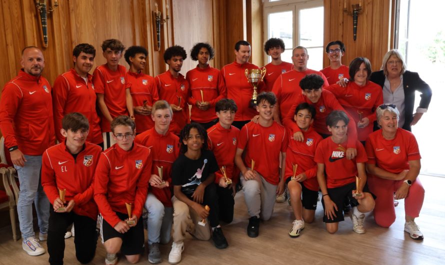 Les U16 du FCSA78 ont été reçus à la mairie !